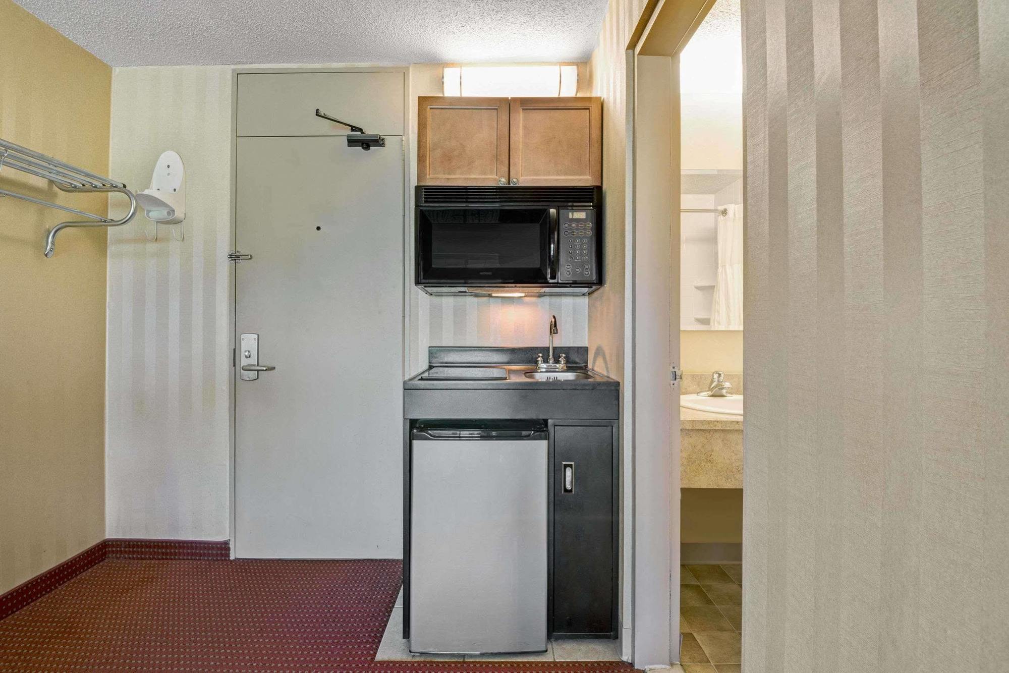 Homespring Inn & Studios - Hartford South - Rocky Hill Extérieur photo