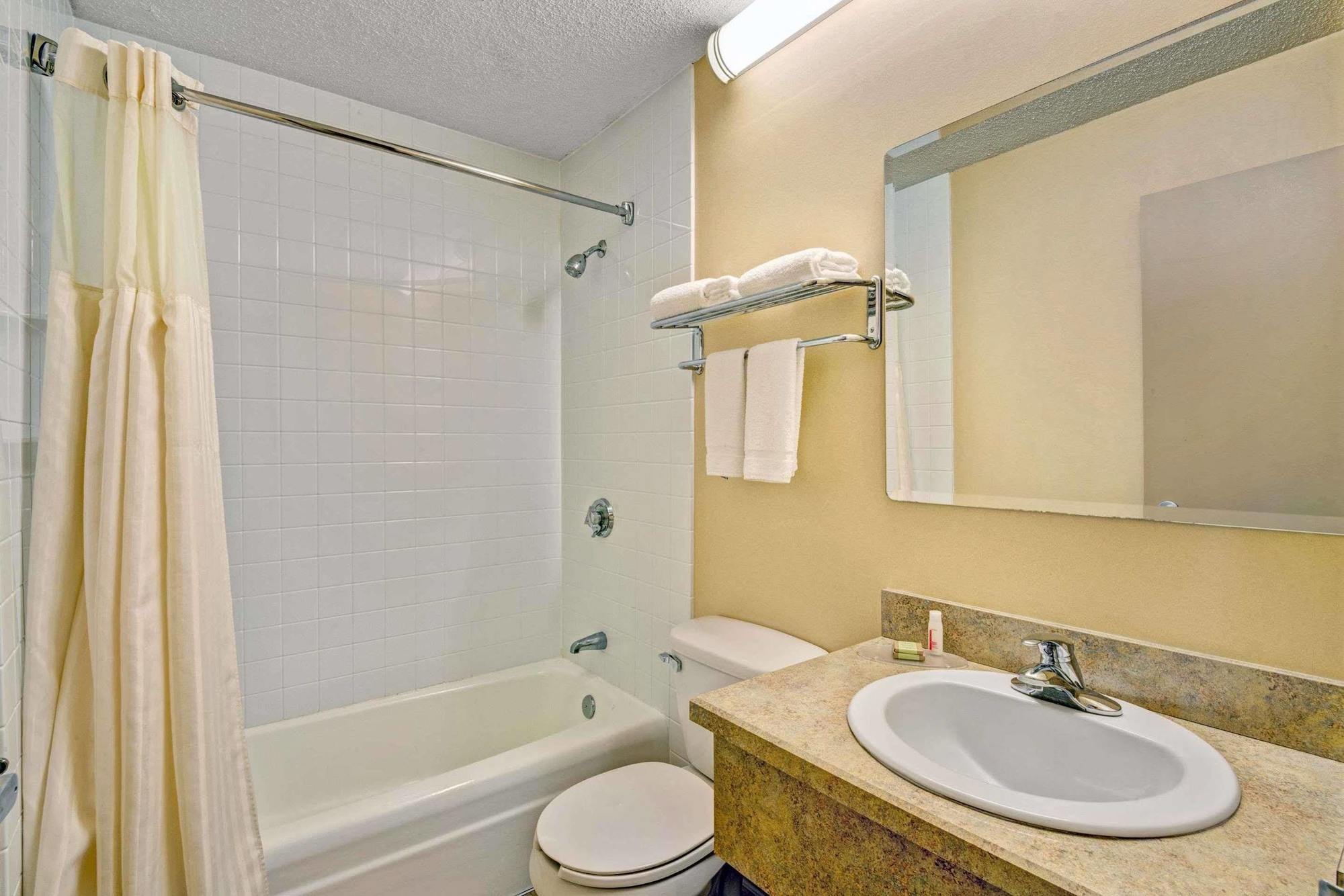 Homespring Inn & Studios - Hartford South - Rocky Hill Extérieur photo