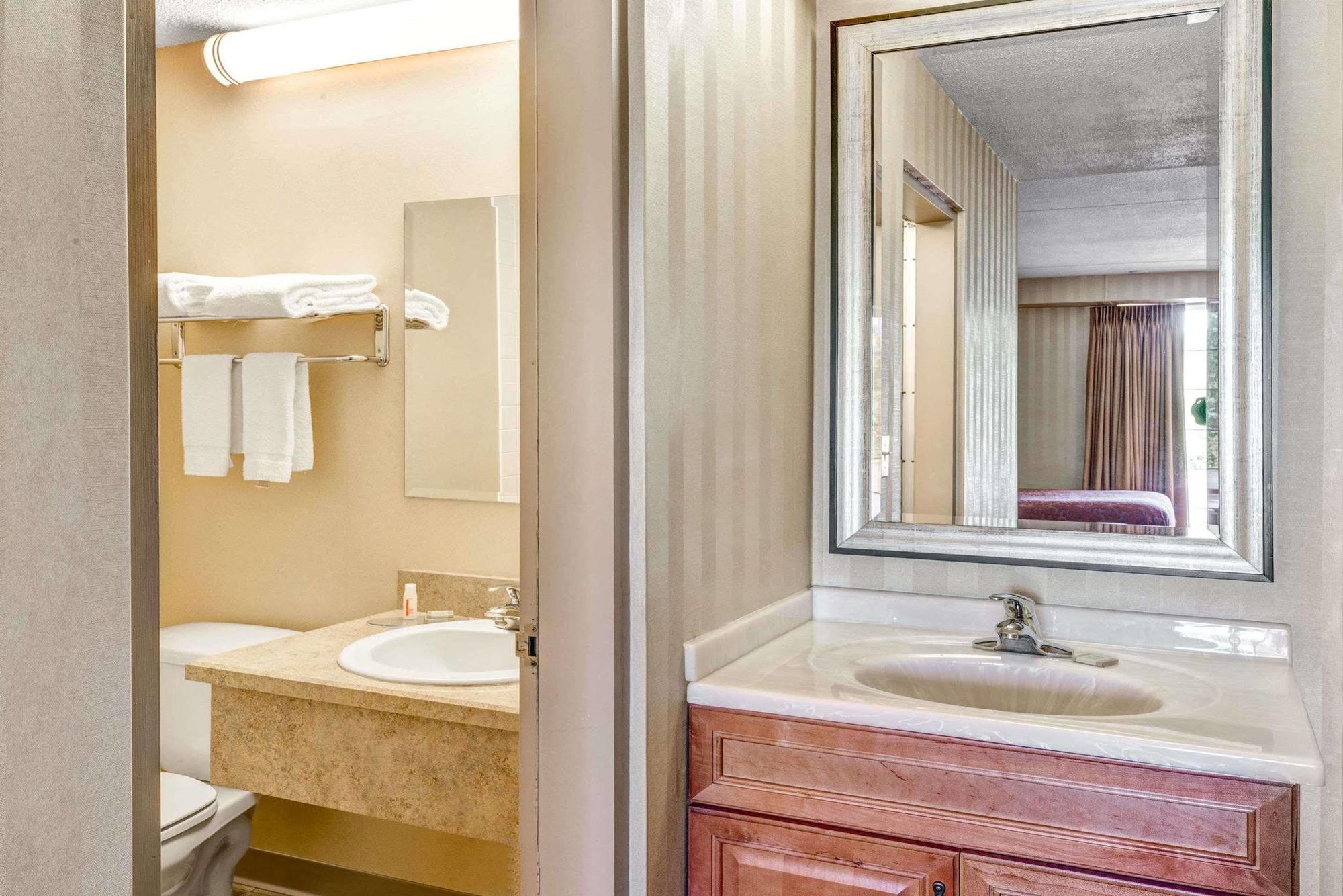 Homespring Inn & Studios - Hartford South - Rocky Hill Extérieur photo