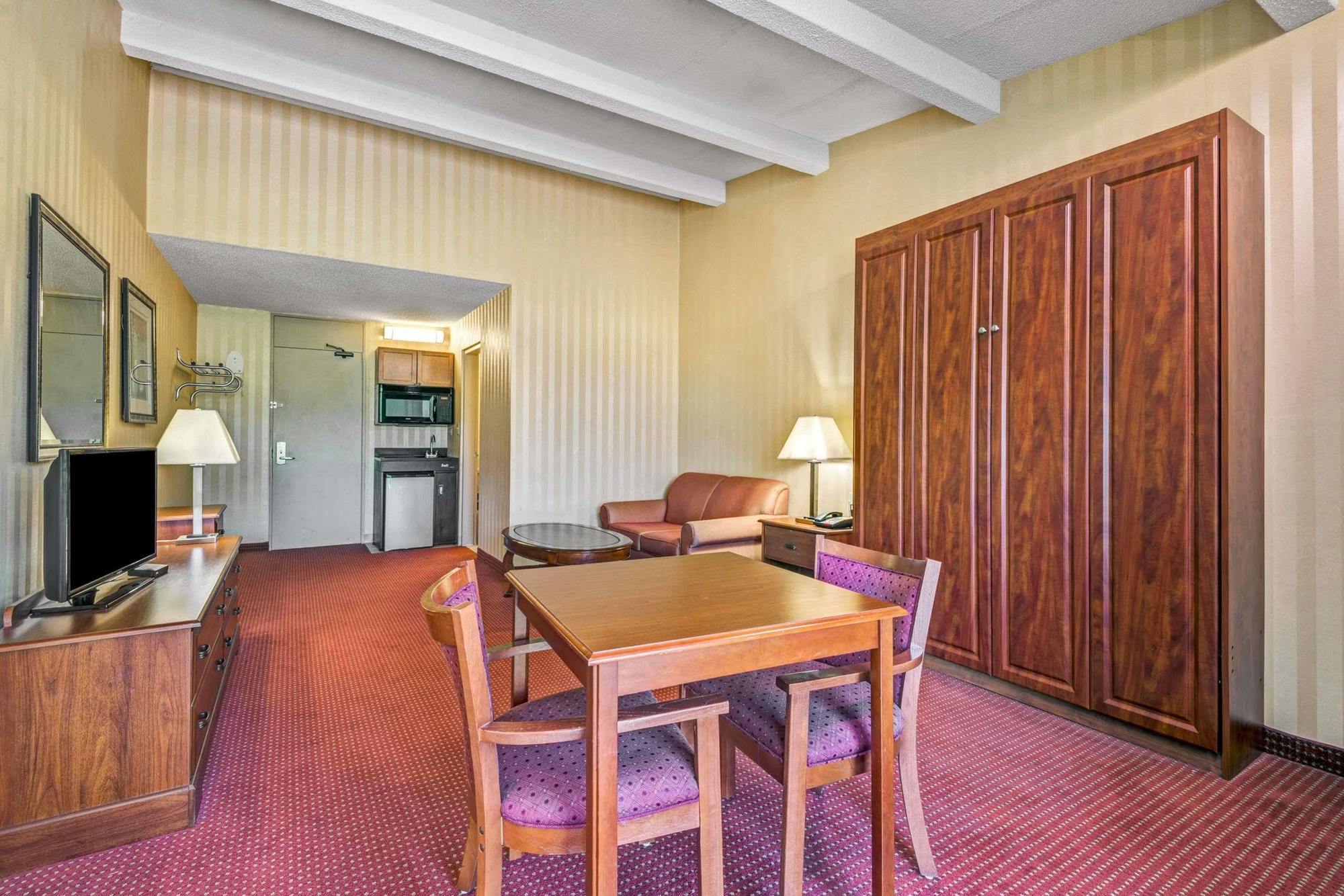 Homespring Inn & Studios - Hartford South - Rocky Hill Extérieur photo